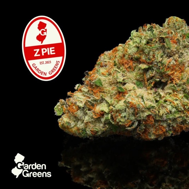 Close-up of Garden Greens’ Z Pie cannabis flower bud with red and green trichomes – award-winning strain from New Jersey’s independent indoor cultivator.