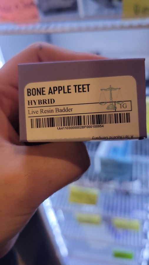 Close-up of a box labeled “Bone Apple Teet” Hybrid Live Resin Badder by Kind Tree, showing 1g weight and product barcode.